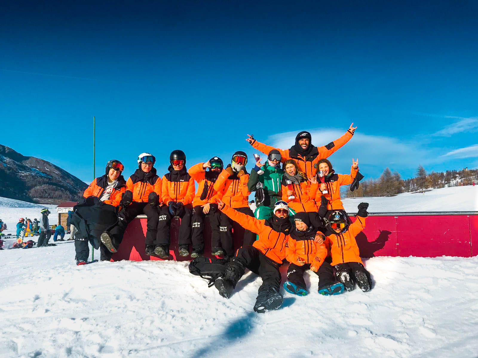 Divertimento e apprendimento sulla neve per bambini e ragazzi