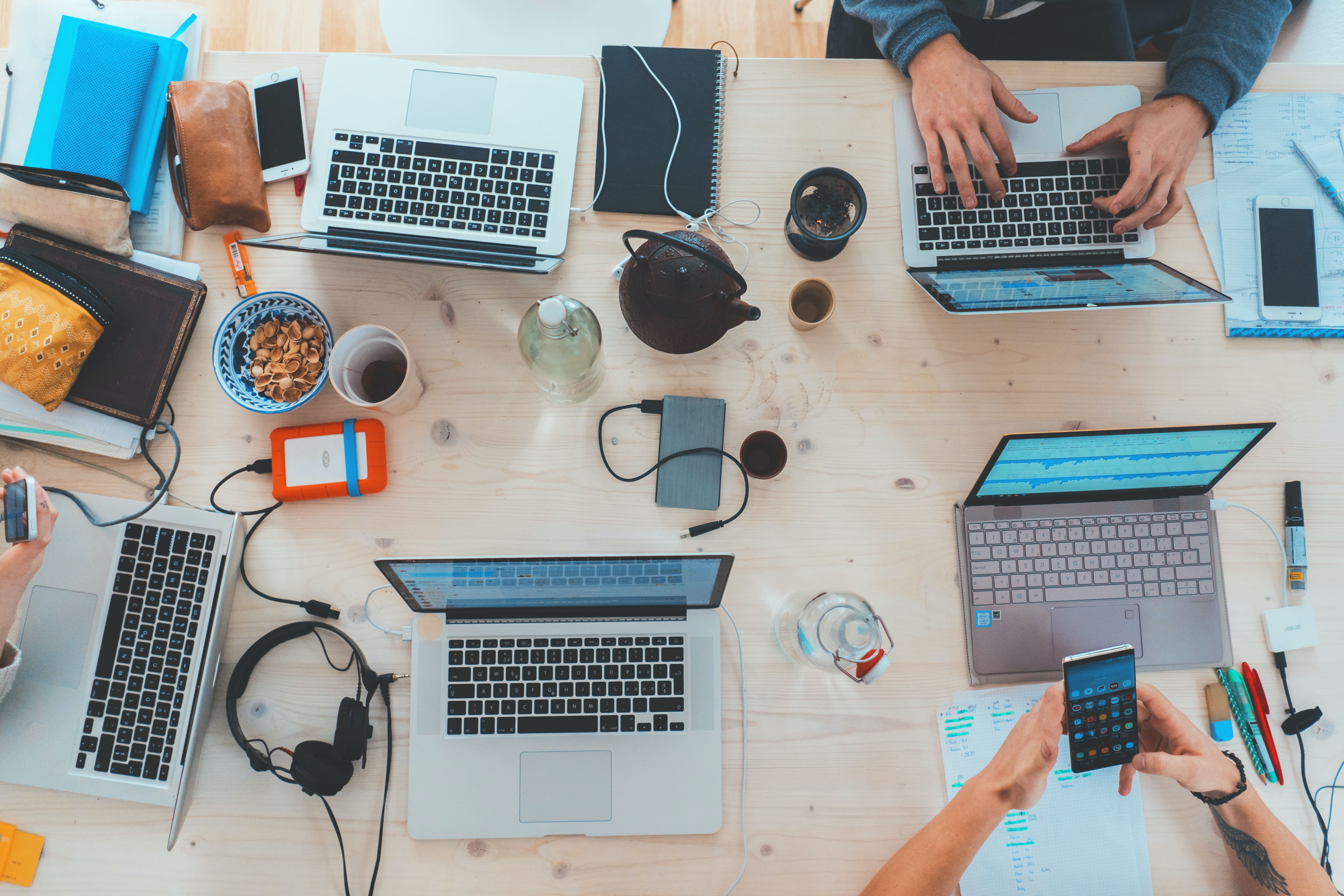 software house: vantaggi e svantaggi dell'assumere un team di professionisti
